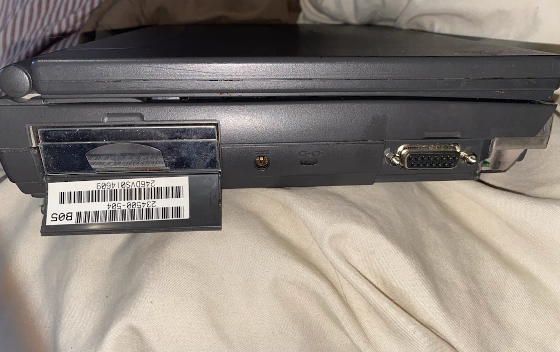 Vintage AST Ascentia P Series Laptop – 1990s Retro Computer - photo 3