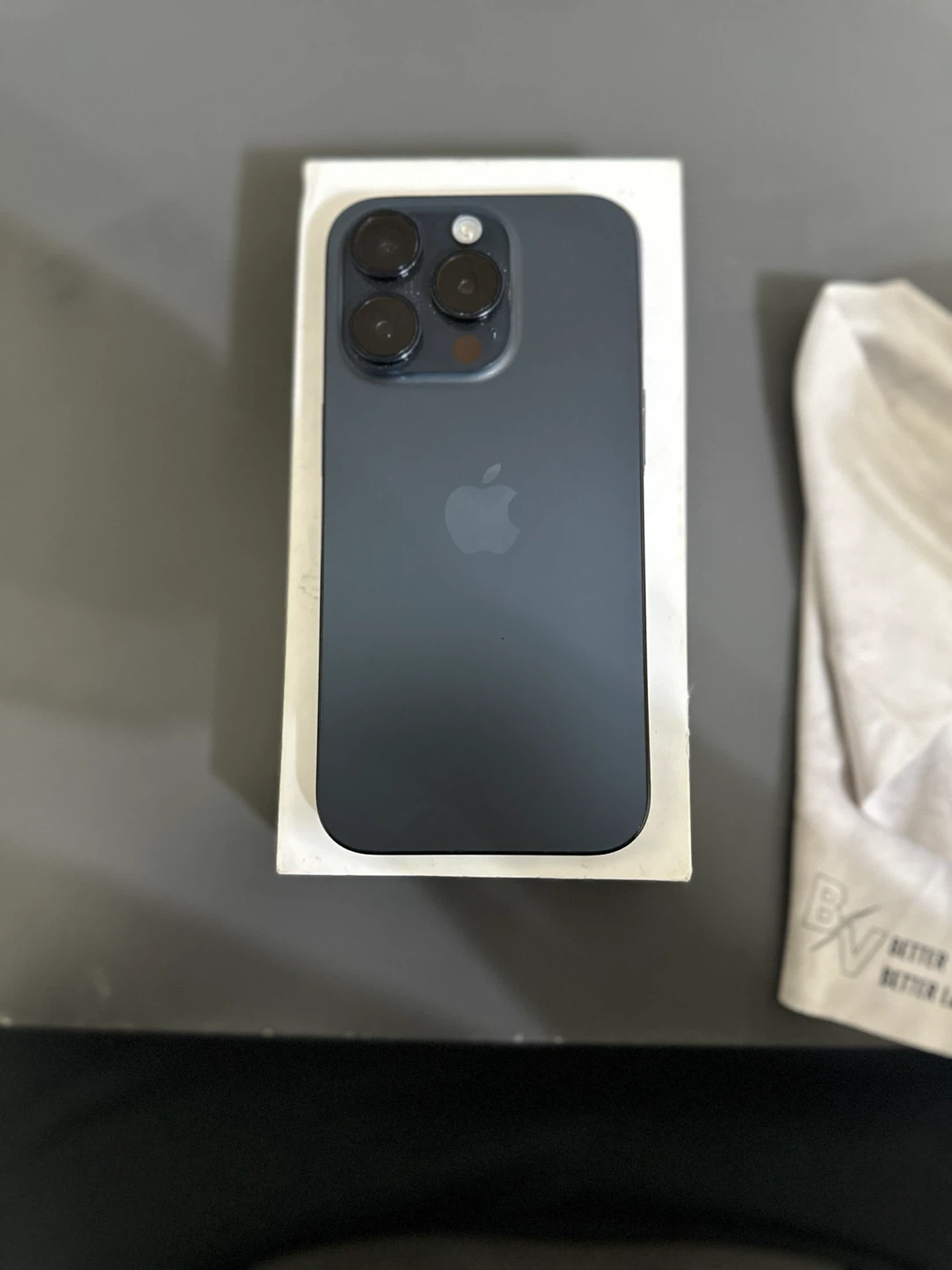 iPhone 15 Pro 128GB Blue Titanium – Like New, Box + Extras - photo 2