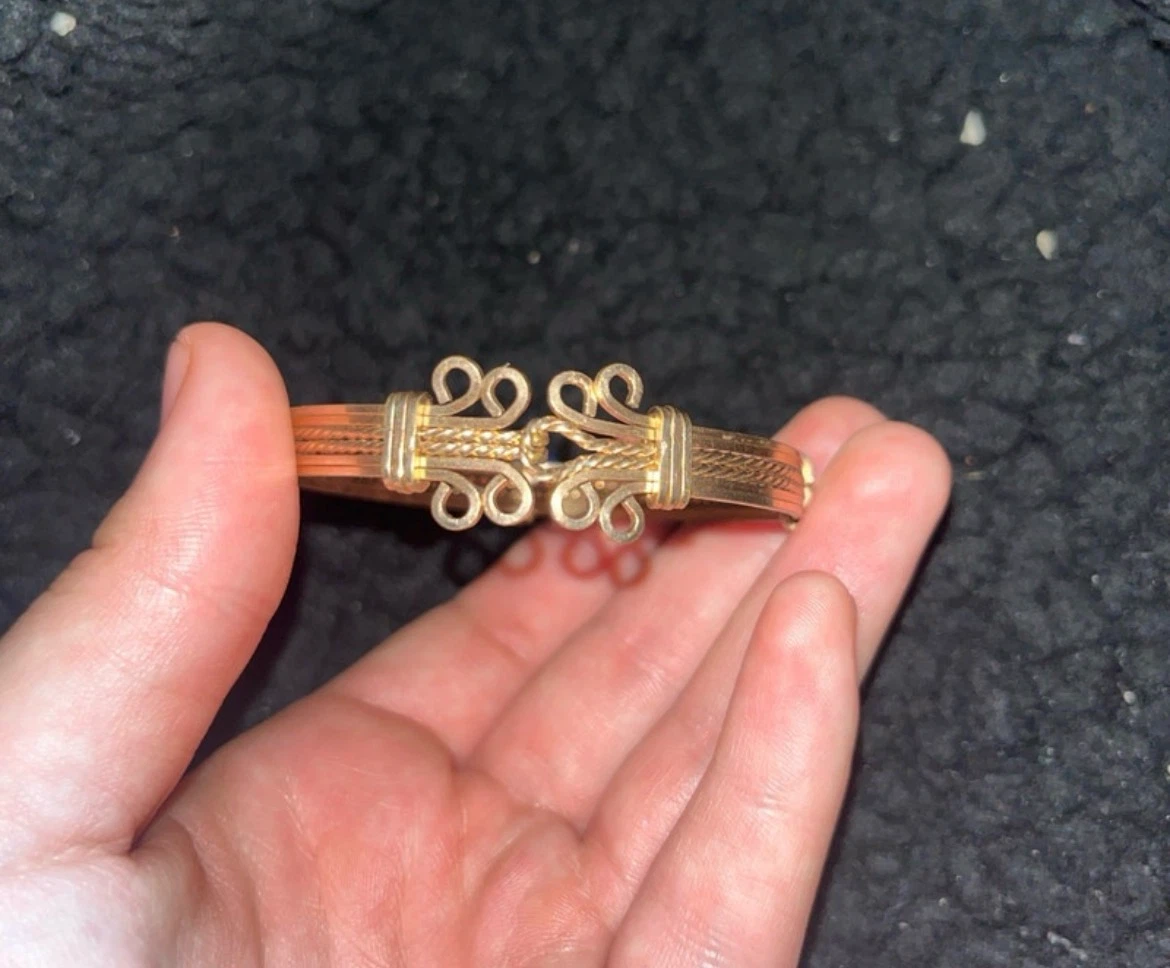 Gold Tone Ornate Clasp Bangle Bracelet