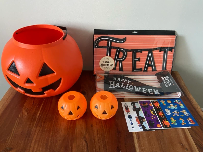 🎃 Retro Halloween Bundle – Spooky Decor & Treats!