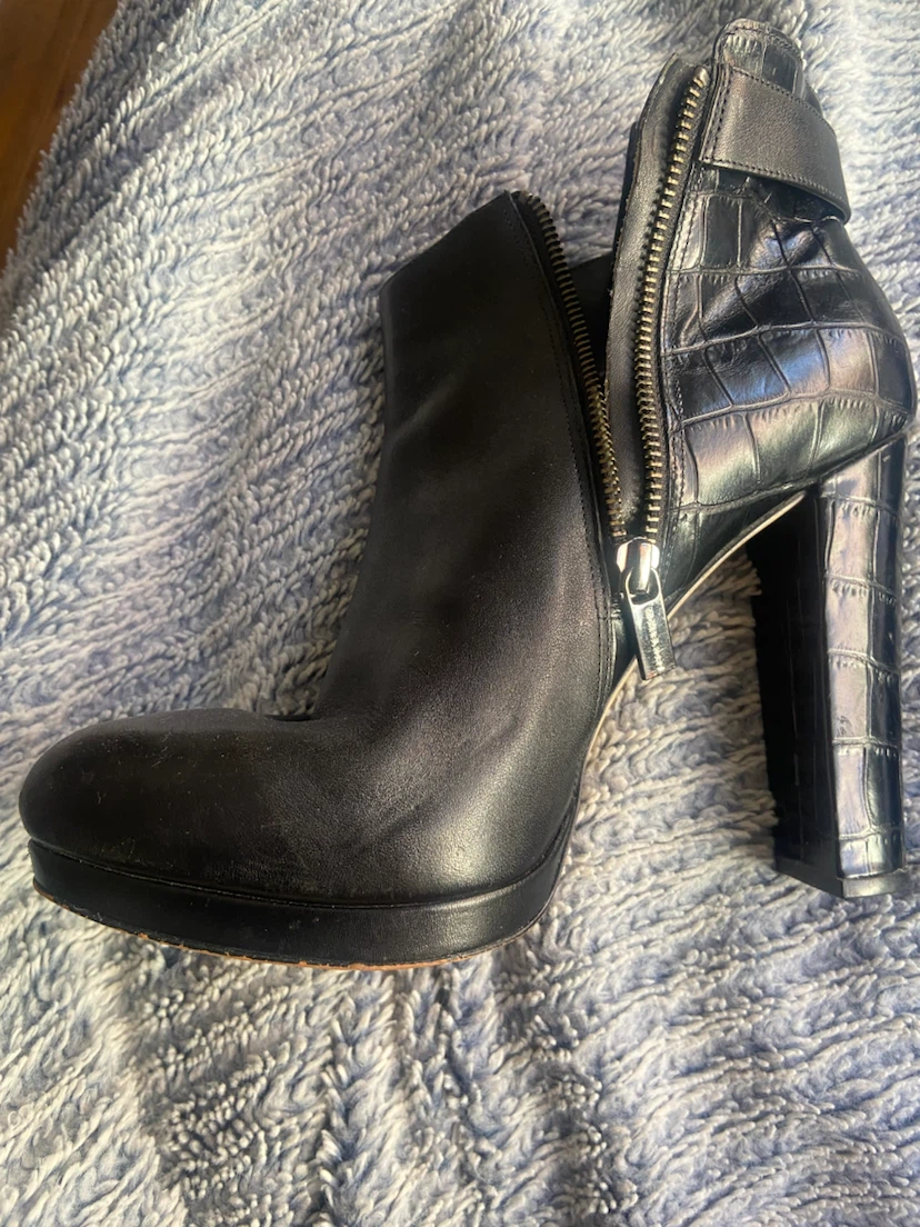 Michael Kors Black Leather Ankle Boots - photo 2