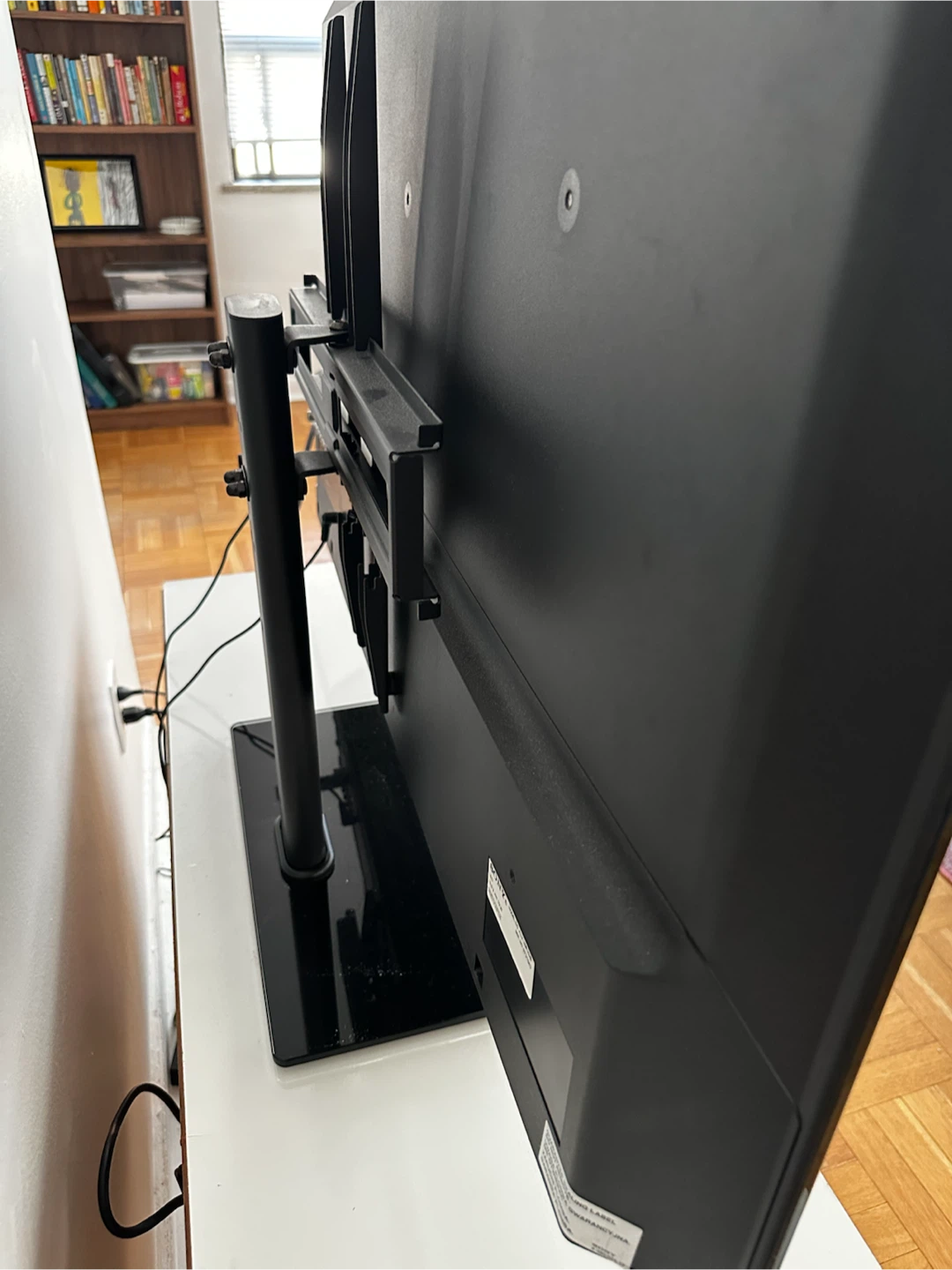 40-inch TV with swivel stand - photo 4