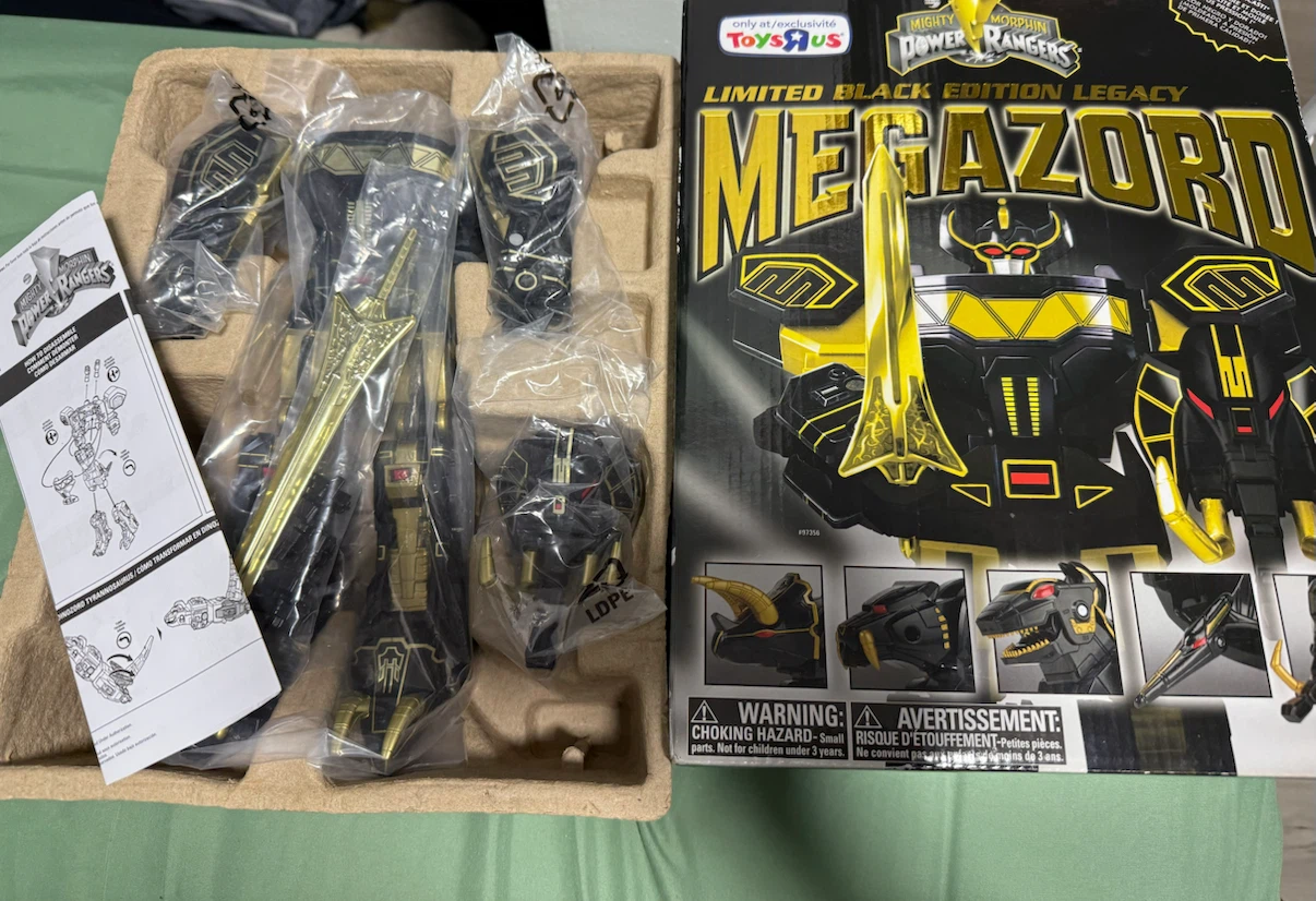 Mighty Morphin Power Rangers  Megazord Limited Black Edition - photo 3