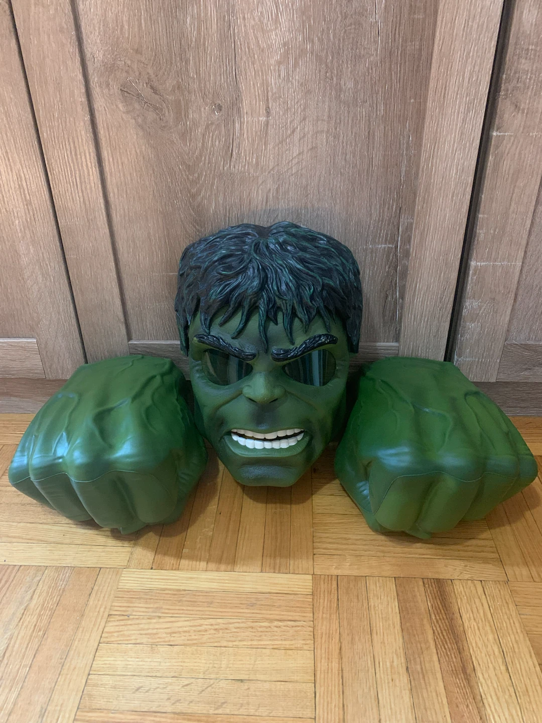 The Incredible Hulk Mask and Fists Set