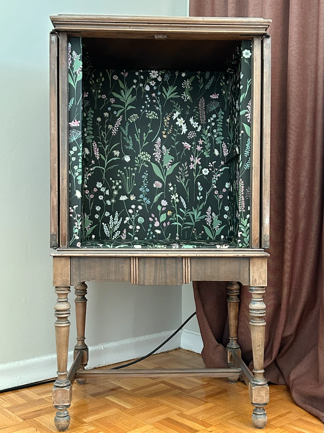 Vintage Wooden Cabinet with Floral Interior - photo 4