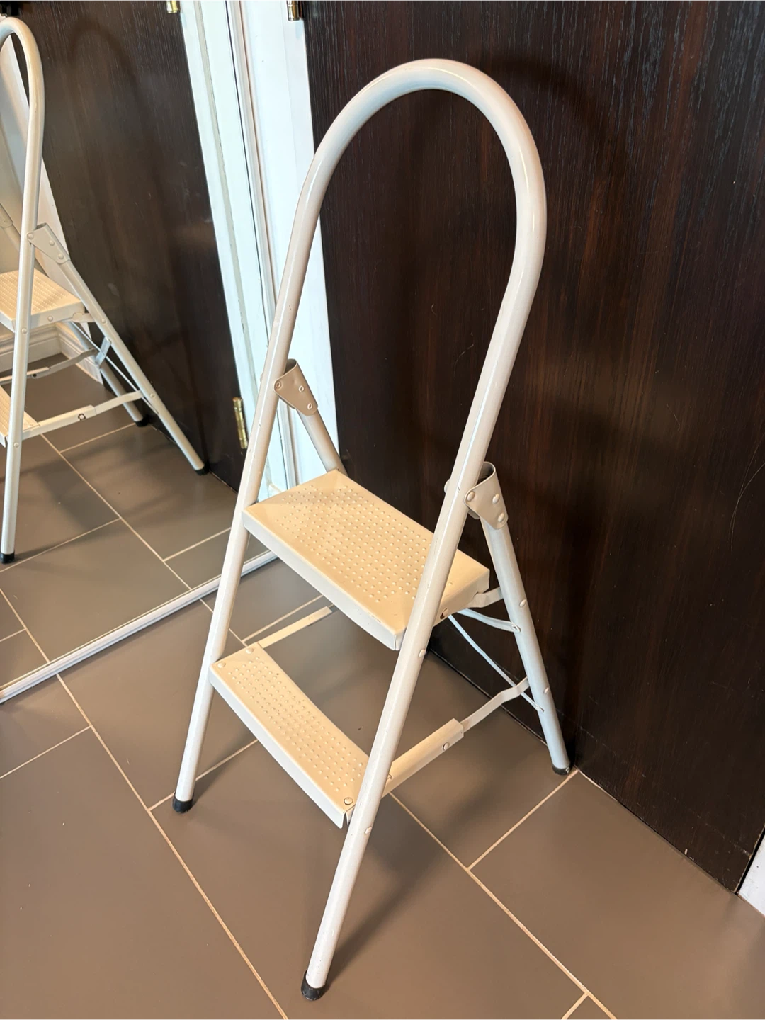 Two step aluminum ladder (foldable)