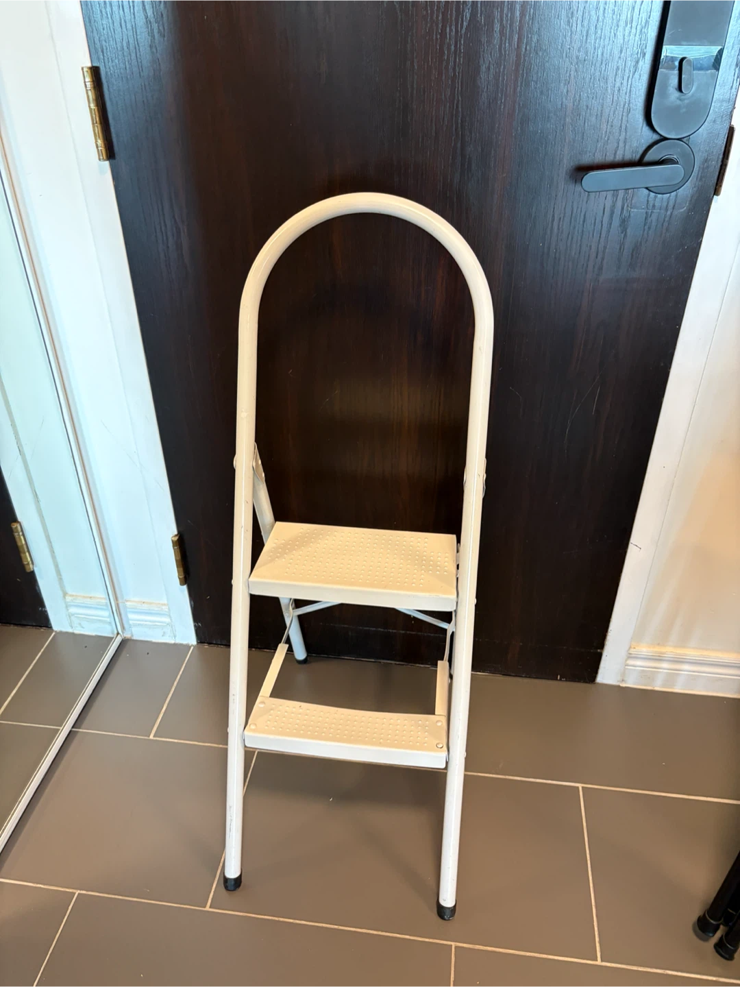 Two step aluminum ladder (foldable) - photo 2