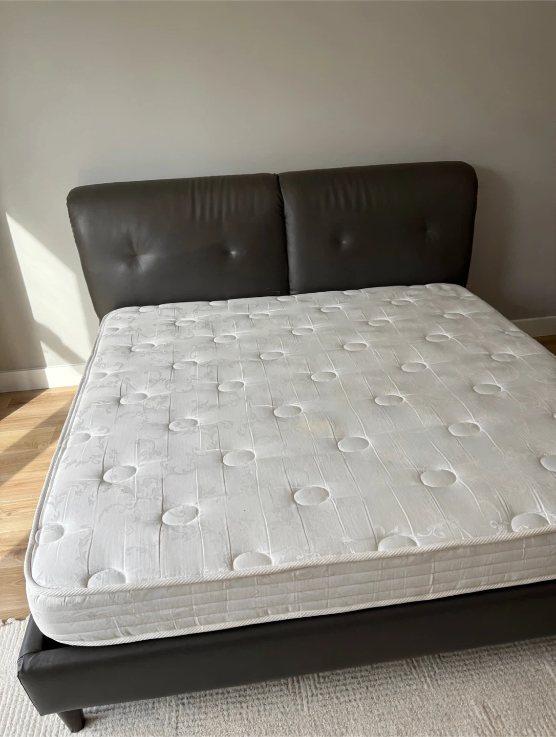 Queen Bed with Mattress– Comfortable & Stylish | Great condition - photo 2