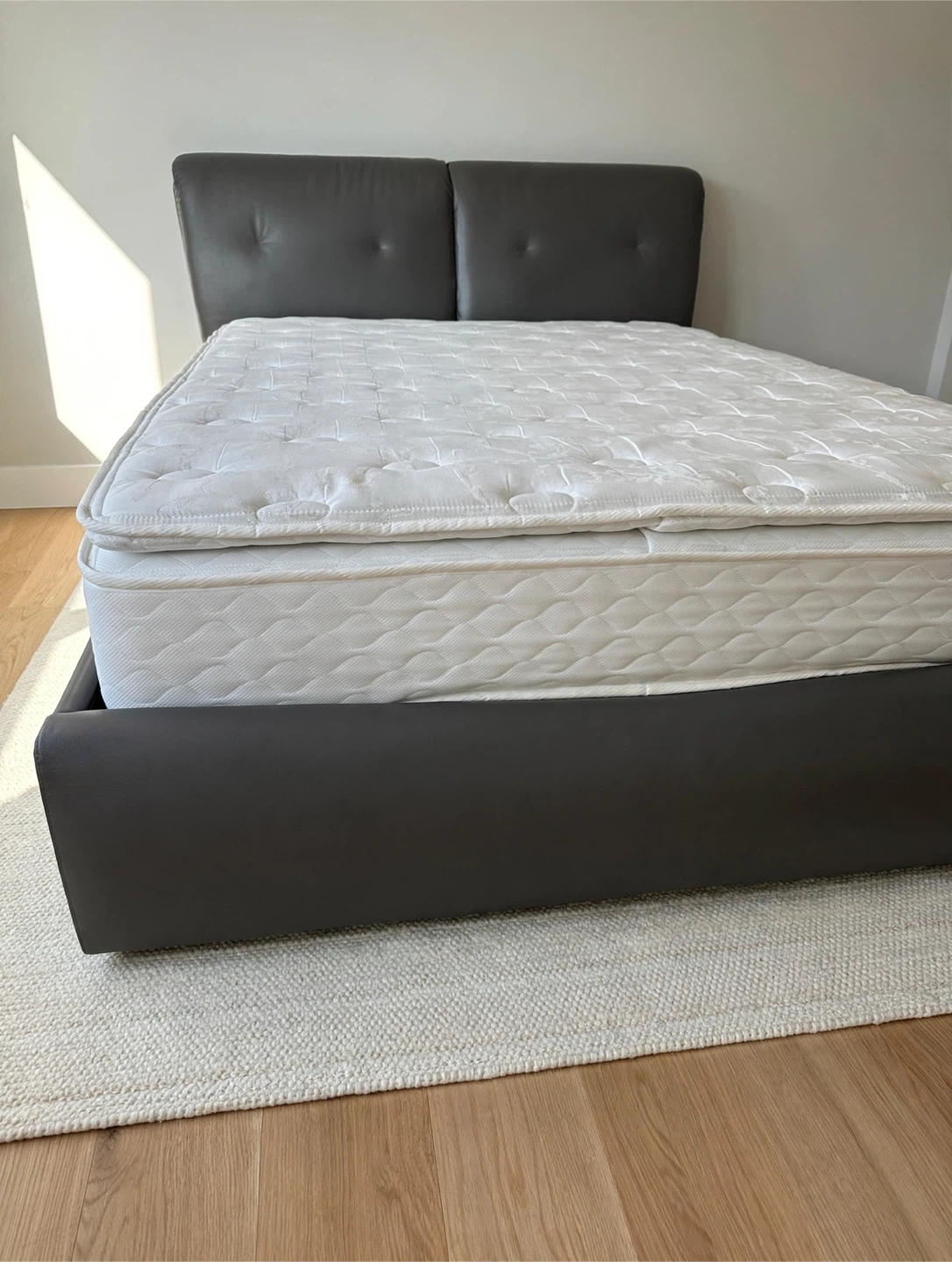 Queen Bed with Mattress– Comfortable & Stylish | Great condition - photo 4