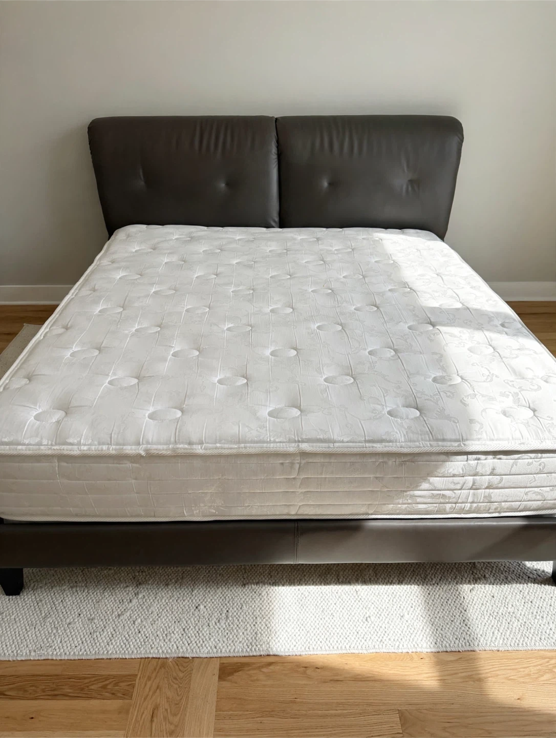 Queen Bed with Mattress– Comfortable & Stylish | Great condition - photo 5
