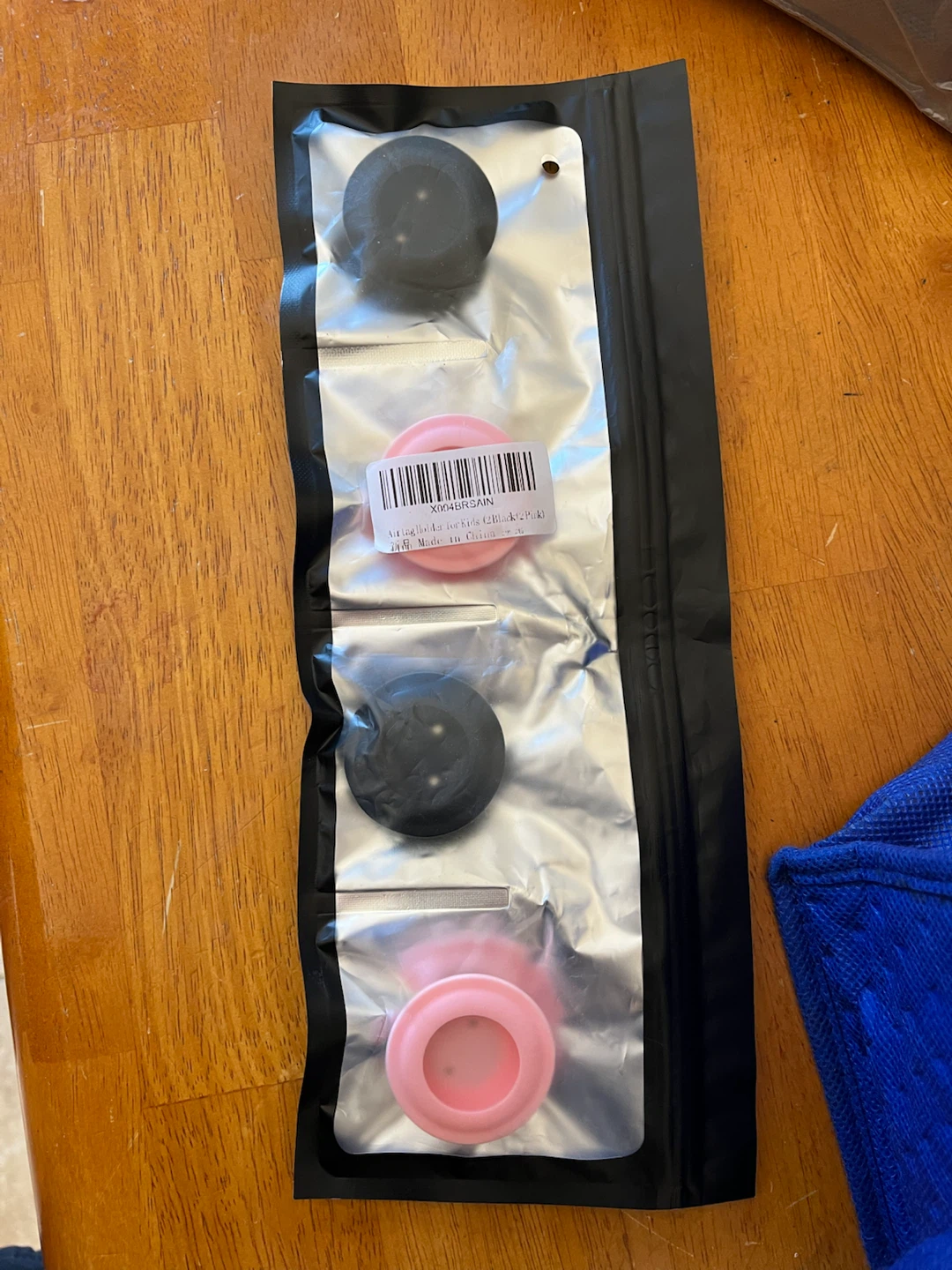 Air Tag Holder for Kids (2 Black, 2 Pink)