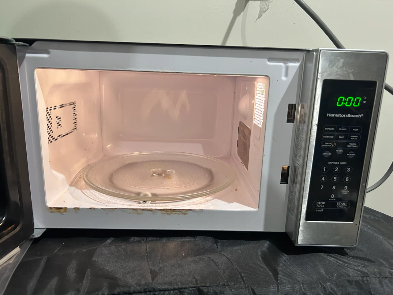 Hamilton Beach Microwave Oven - photo 2