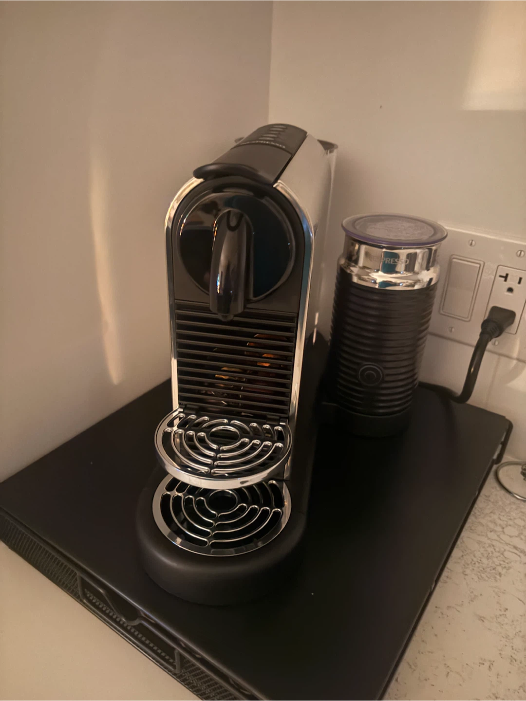 Nespresso machine with milk frother - photo 2