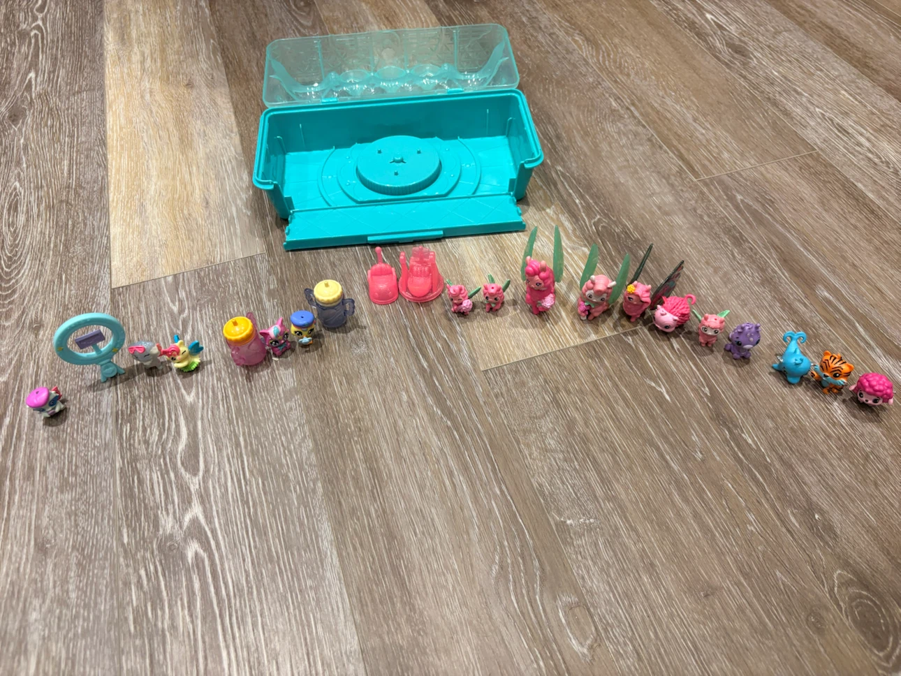 Hatchimals Pixies Set with Carrying Case - photo 3