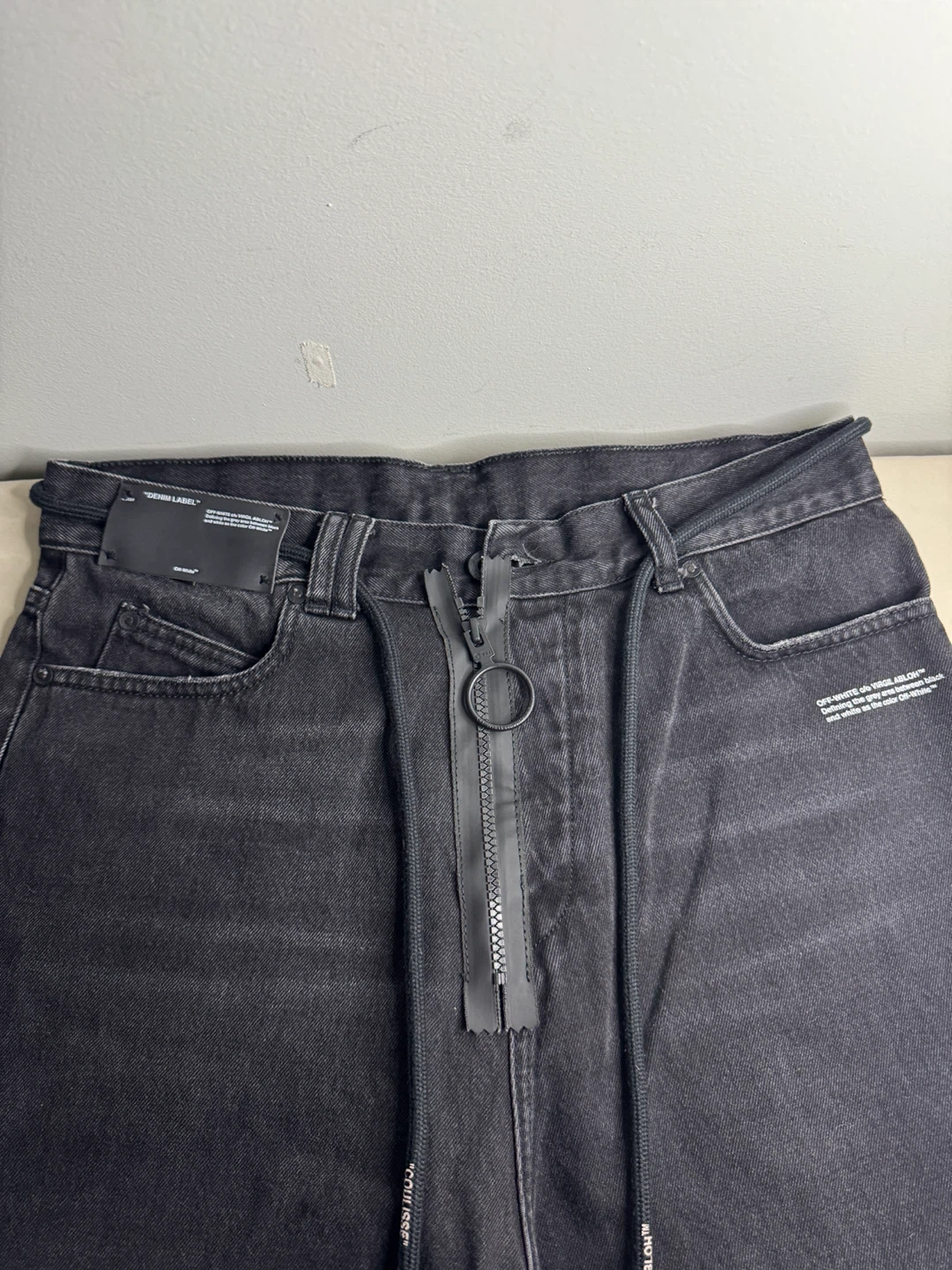 Off-White Black Denim Shorts – Size 33 - photo 2