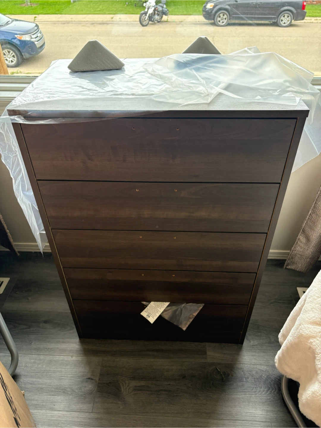 Brand New Dynamic Furniture 5-Drawer Dresser – Assembled