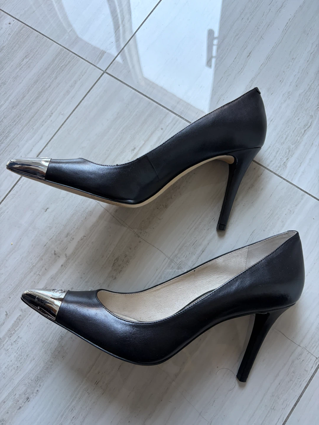 Michael Kors Black Leather Cap Toe Pumps Size 9.5 - photo 3