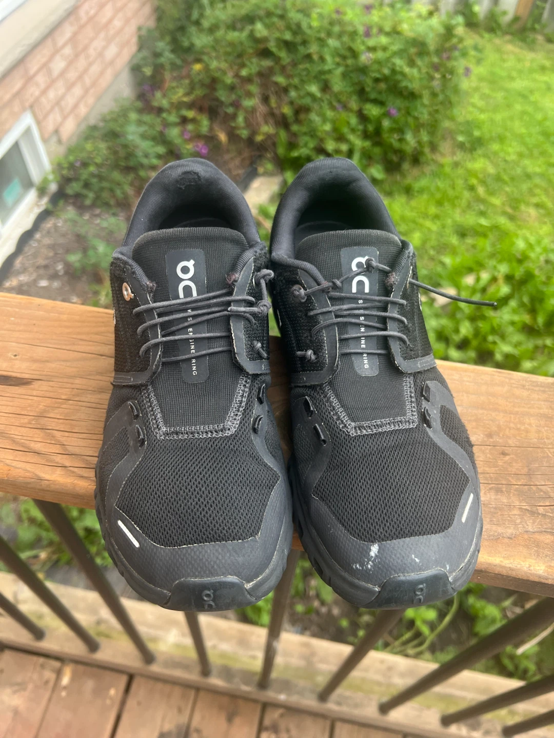 Woman’s On Cloud 6 Shoes Black size 7.5
