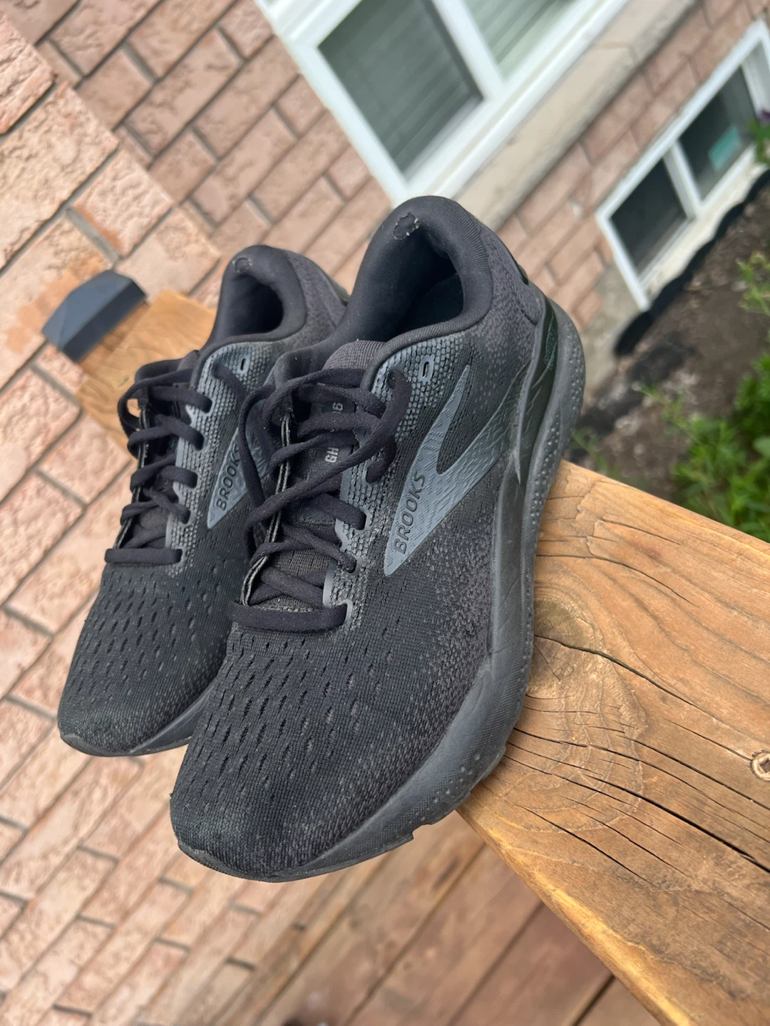 Woman’s Brooks Running Shoes size 8 - photo 3