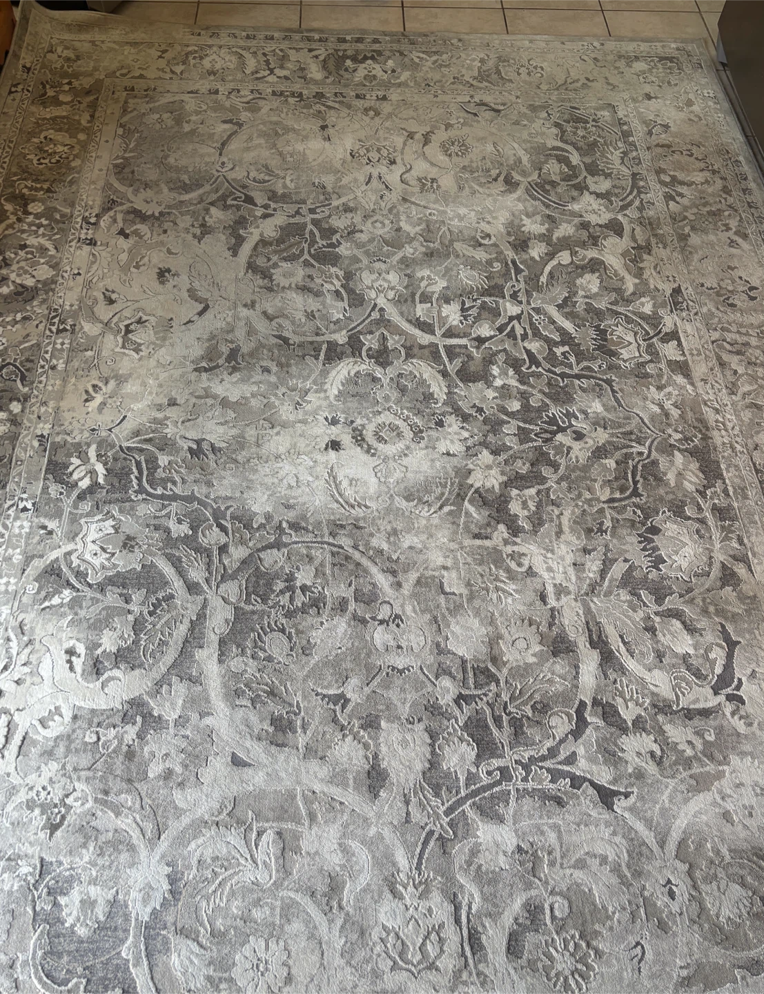 Area Rug in Subtle Grey Design - Vintage Persian Style