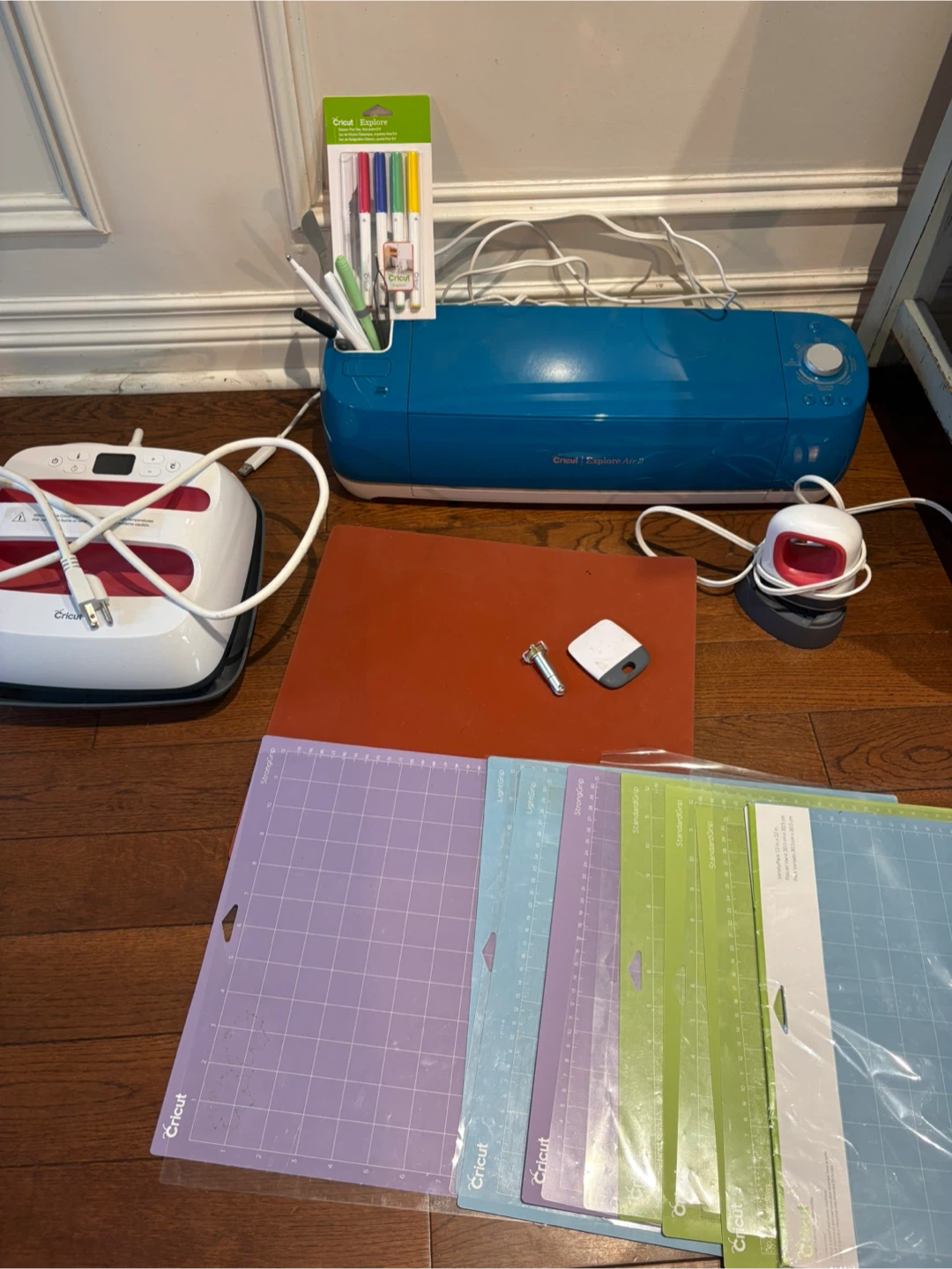 HUGE Cricut bundle —see all pics