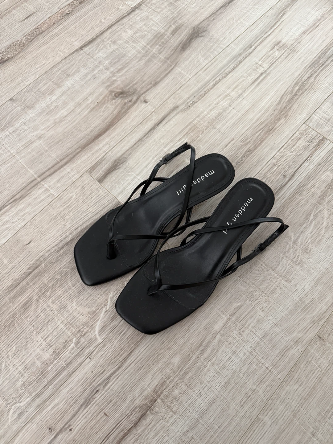 Madden Girl Black Thong Strap Sandals - photo 2