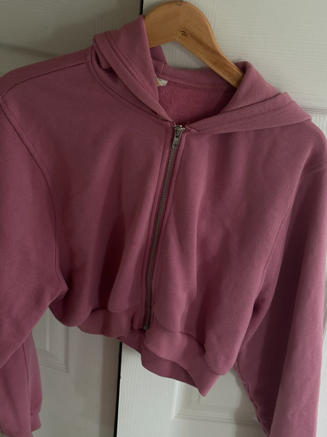 Alo Yoga Pink Cropped Zip-Up Hoodie and Shorts Set - photo 4