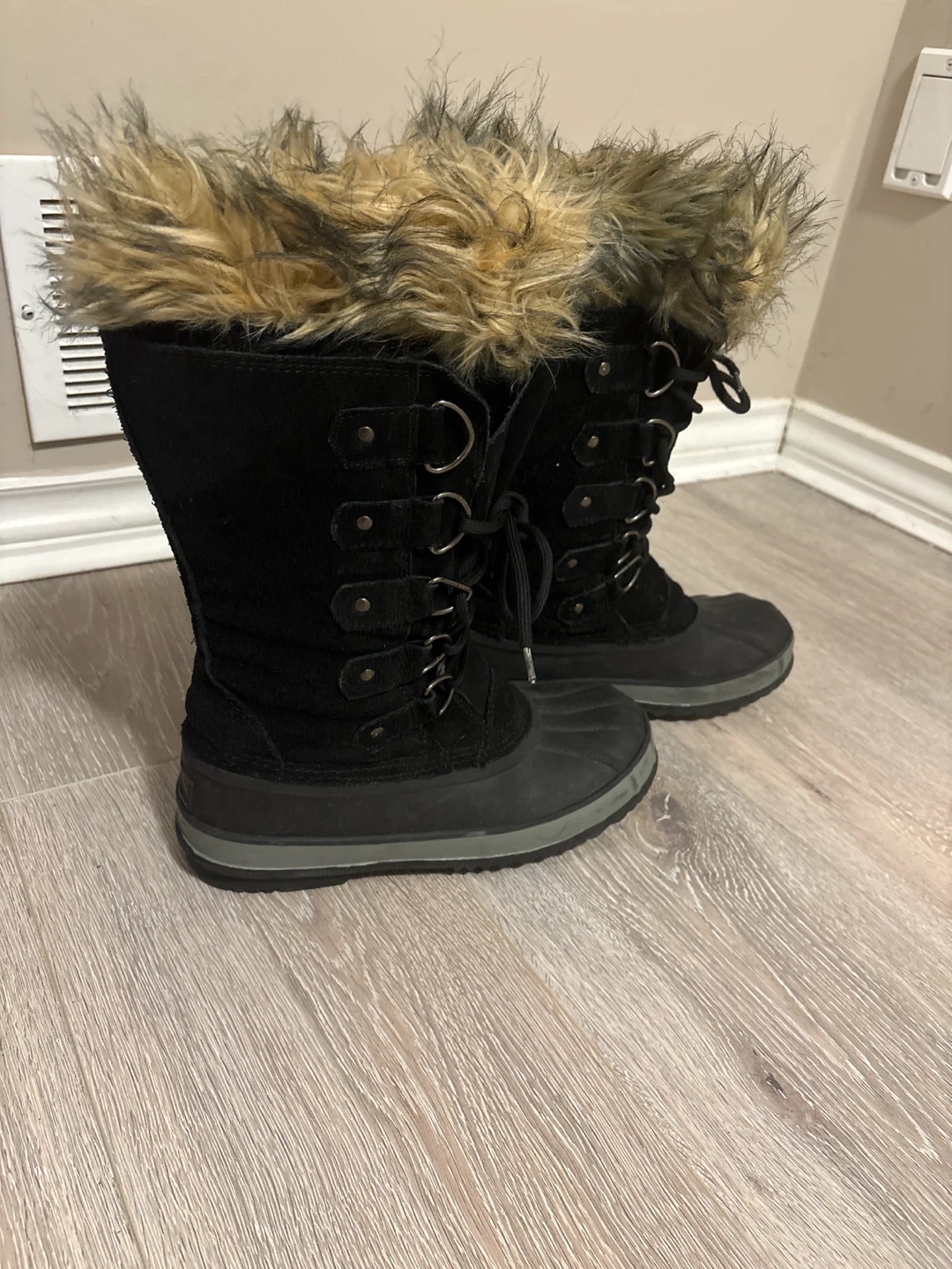 Broadstone Women's Black Winter Boots with Fur Trim