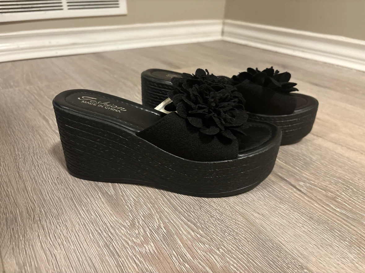 Black Wedge Sandals with Flower Detail - photo 4