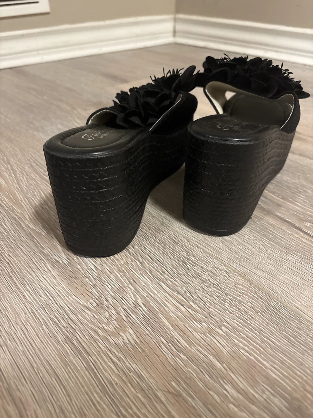 Black Wedge Sandals with Flower Detail - photo 5
