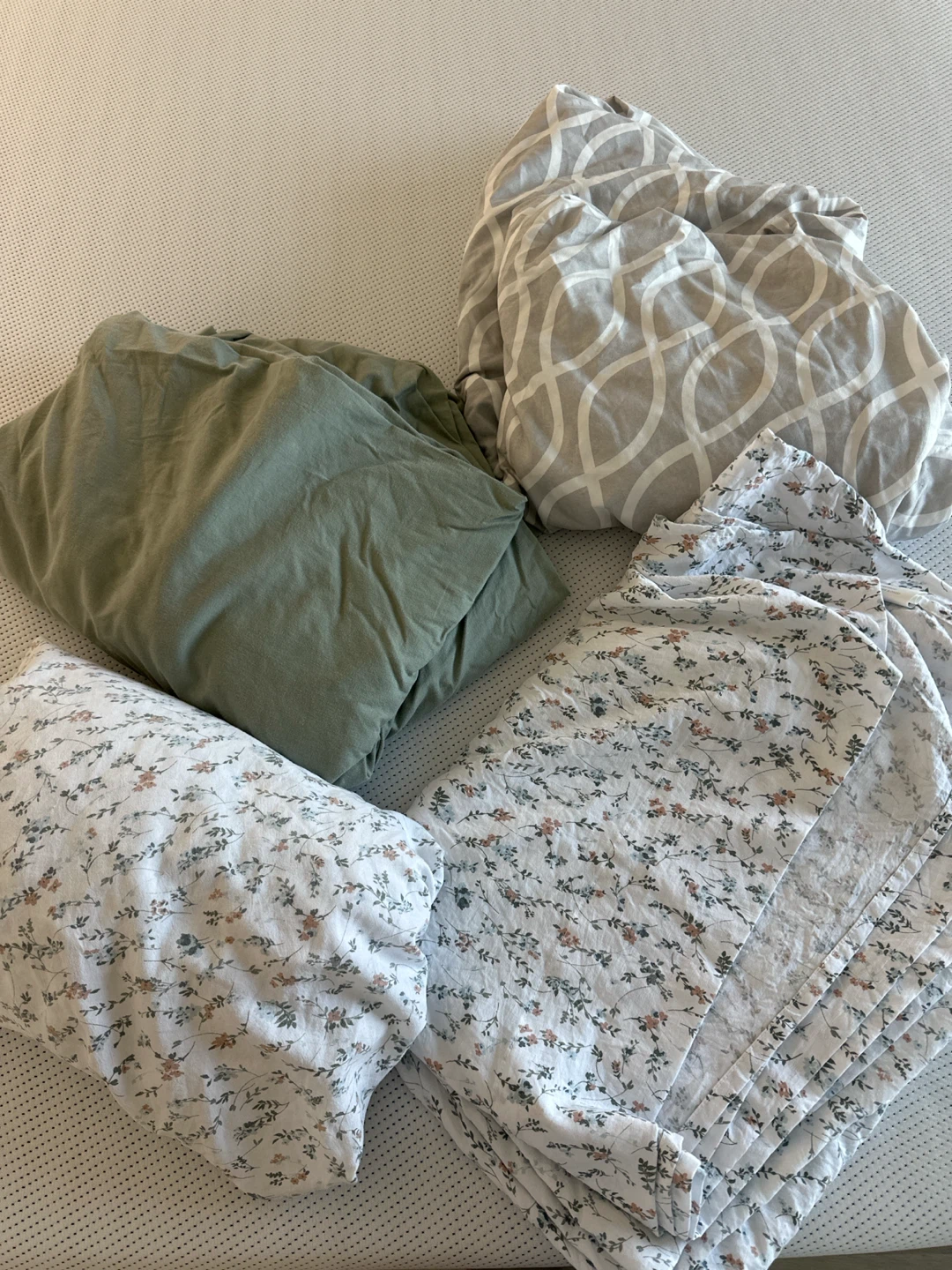 FREE queen Bed sheets - fitted and flat sheets