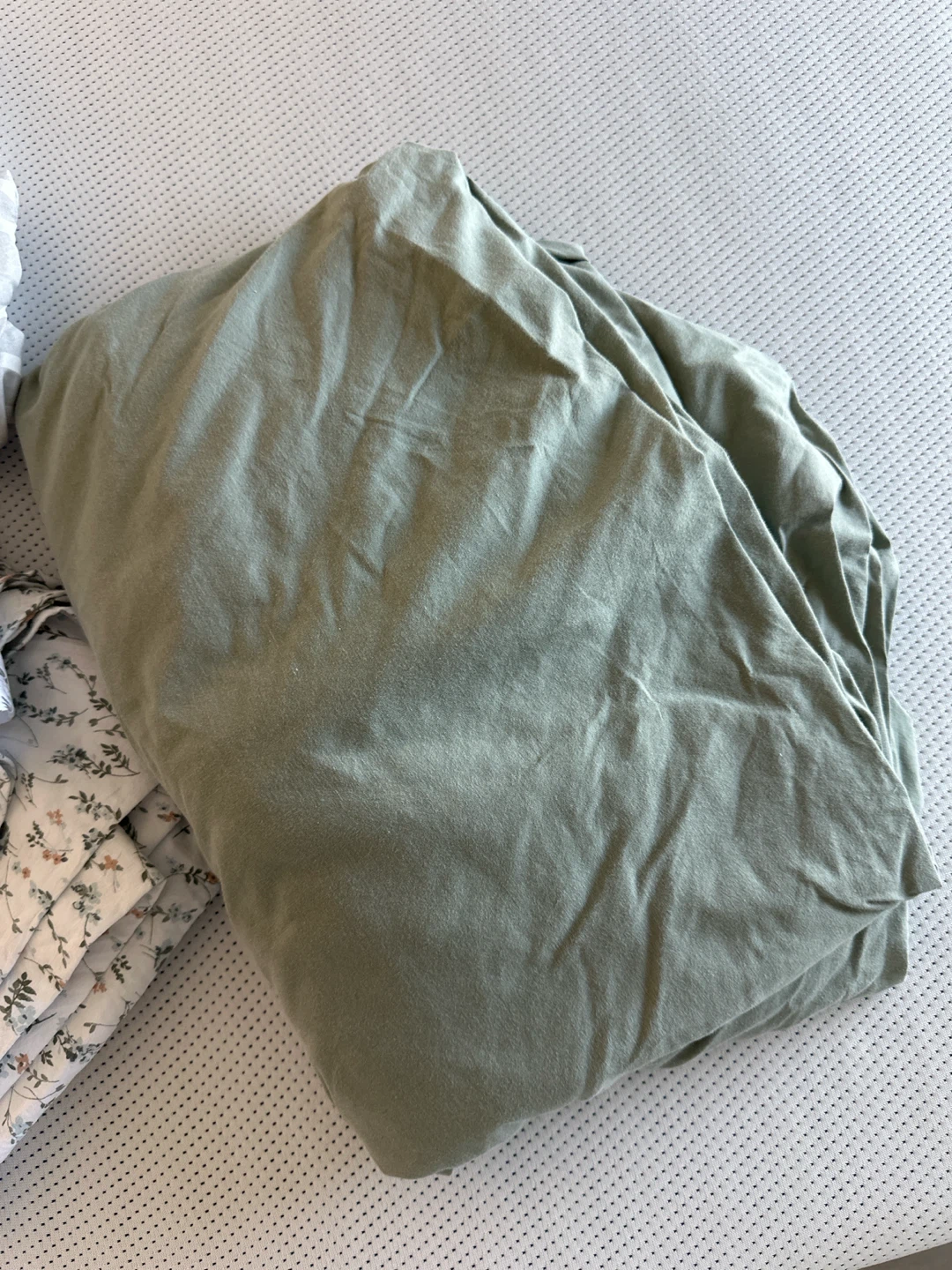 FREE queen Bed sheets - fitted and flat sheets - photo 2