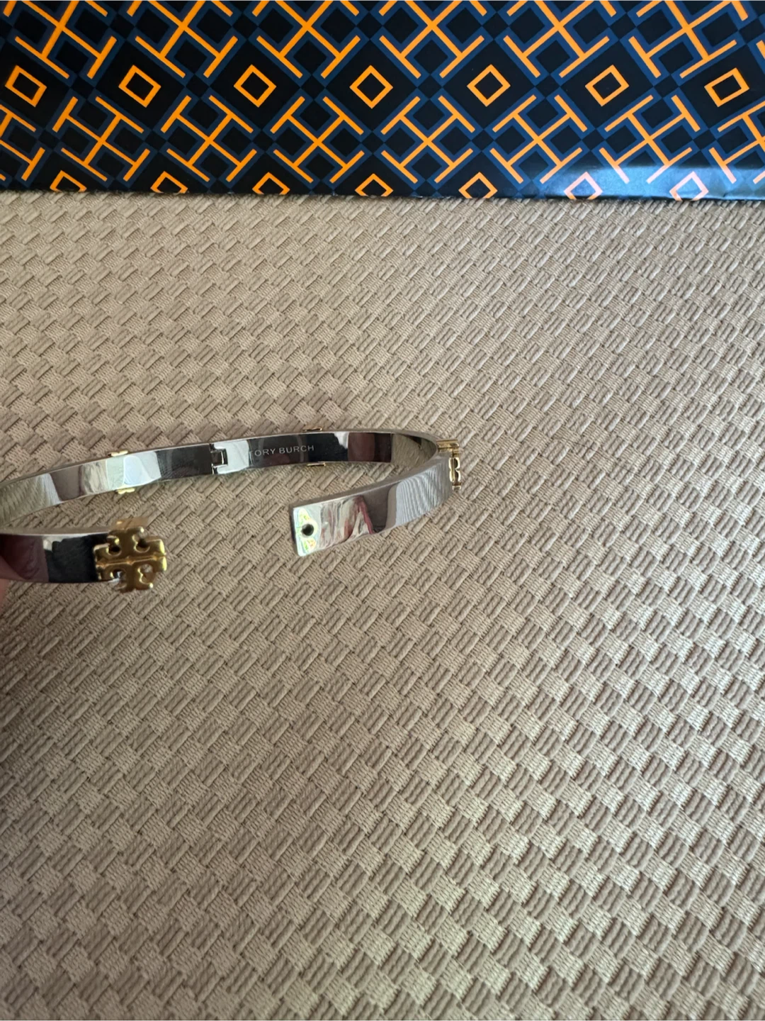 TORY BURCH ICON HINGE BRACELET - photo 5