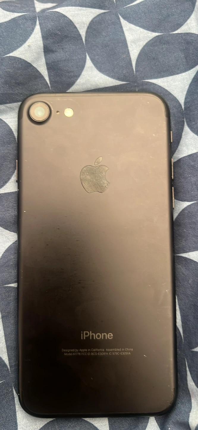 Apple iPhone 7 - Black