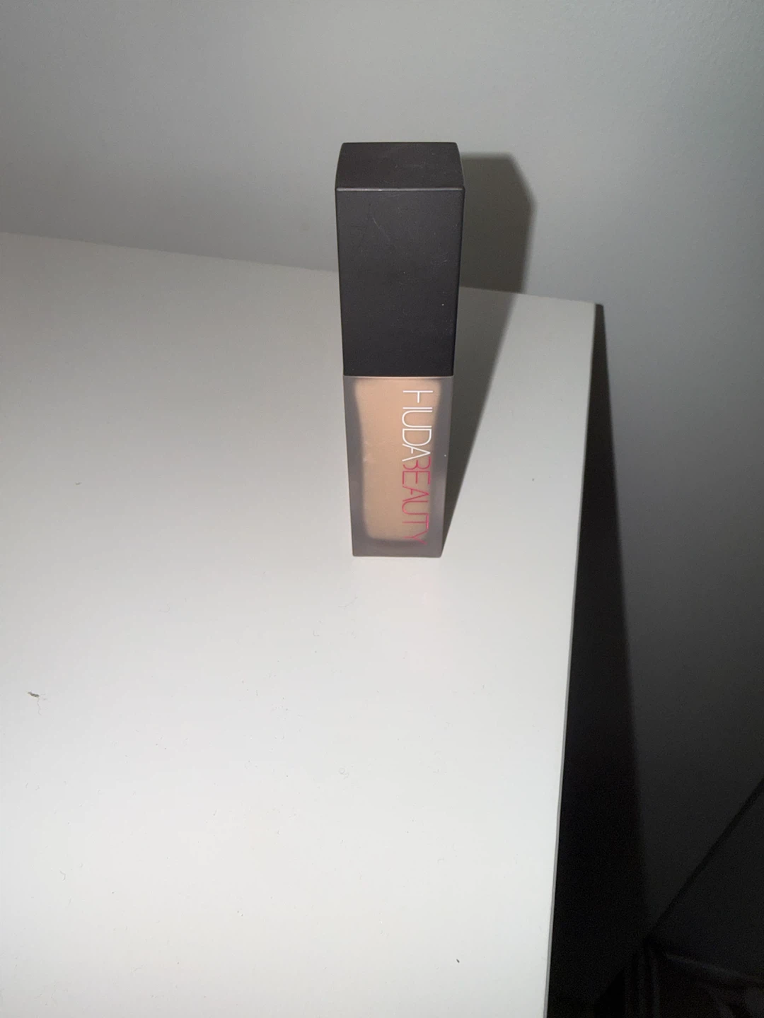 Huda Beauty FauxFilter Luminous Matte concealer