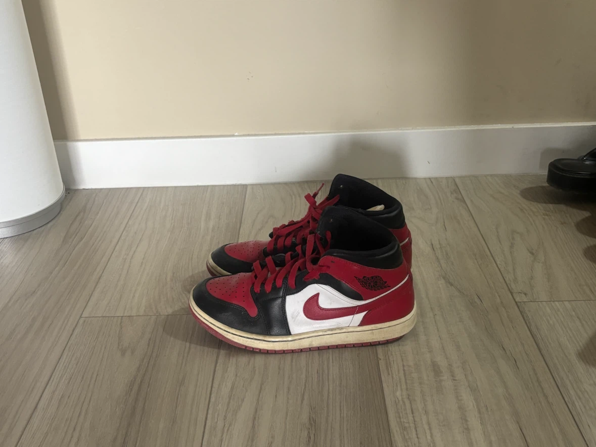 Air Jordan 1 Mid Sneakers