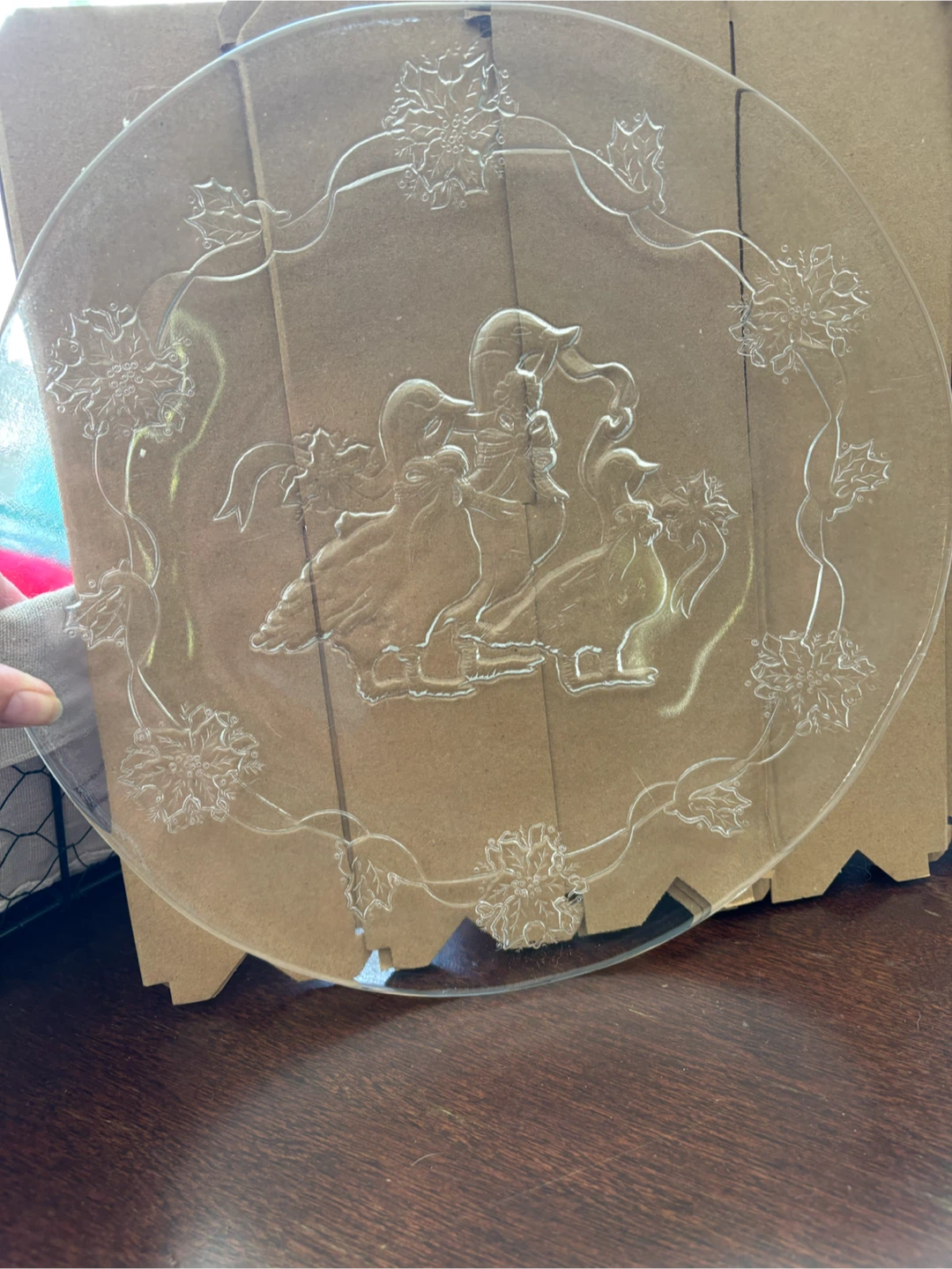 5 Decorative Glass Plates & 1 black plastic plate - photo 3