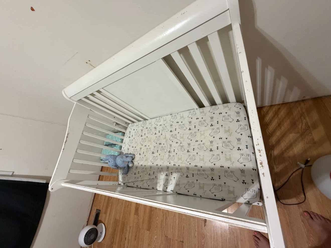 White baby crib and sheet protectors - photo 2