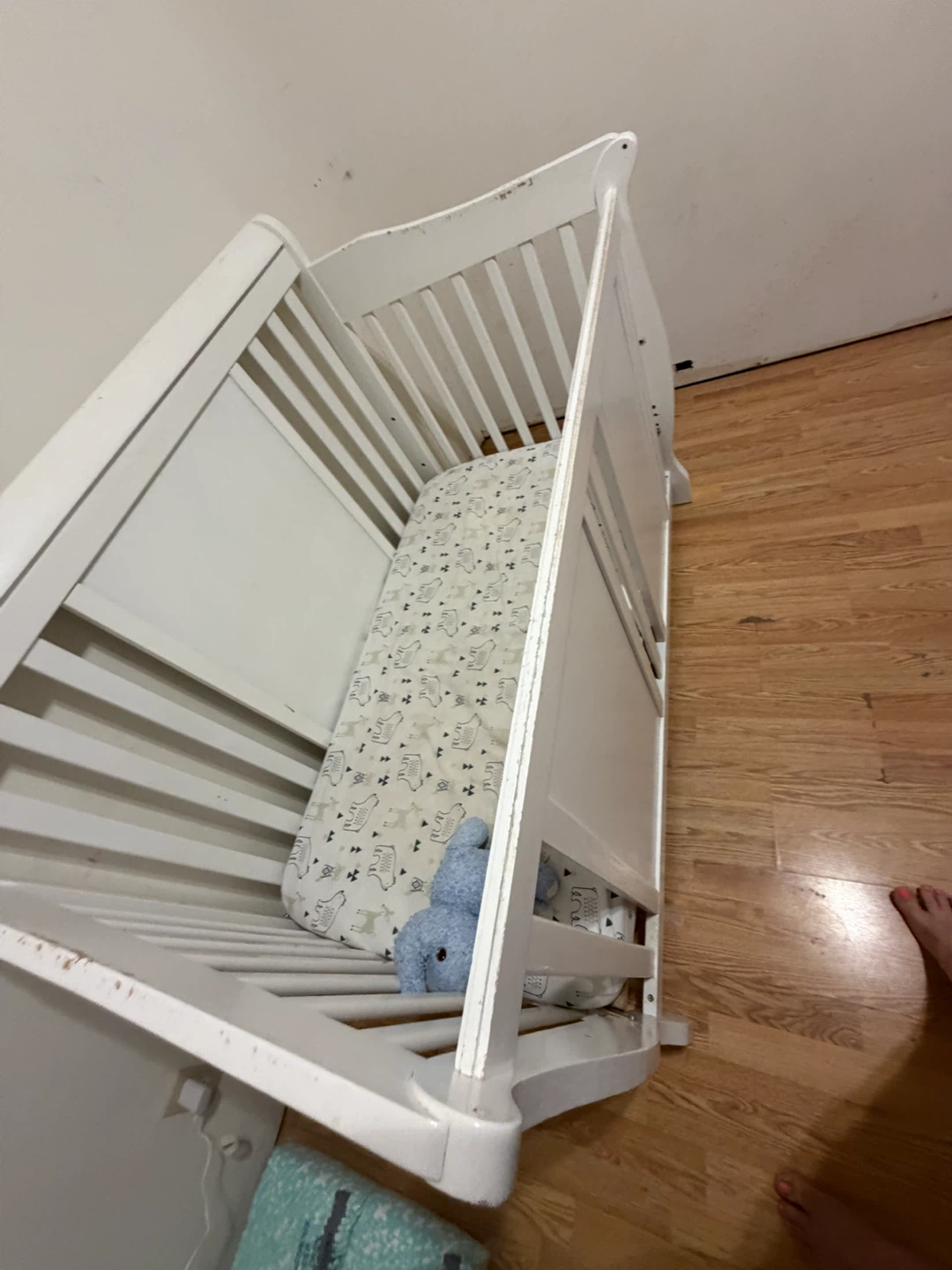 White baby crib and sheet protectors - photo 3