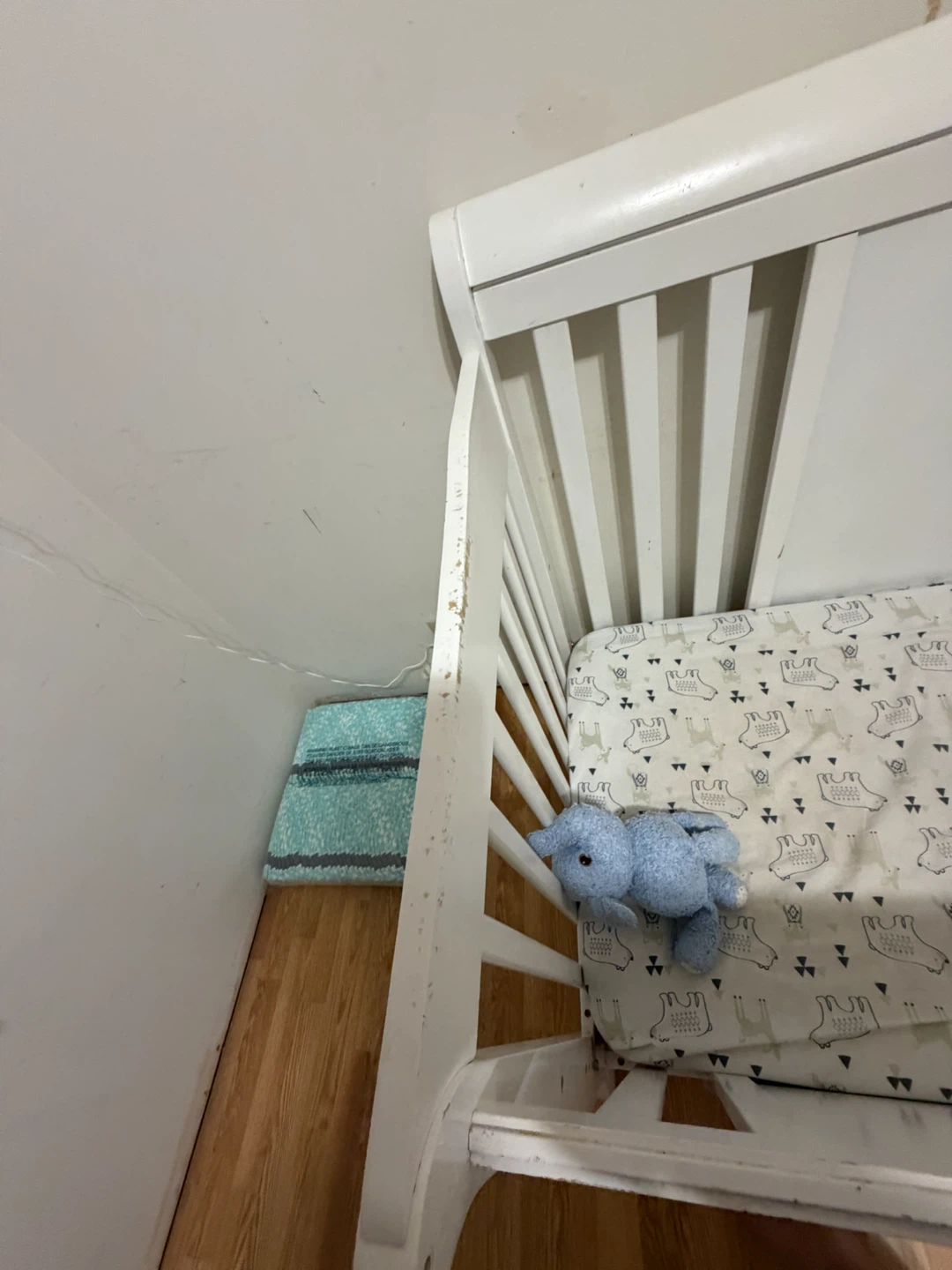 White baby crib and sheet protectors - photo 4