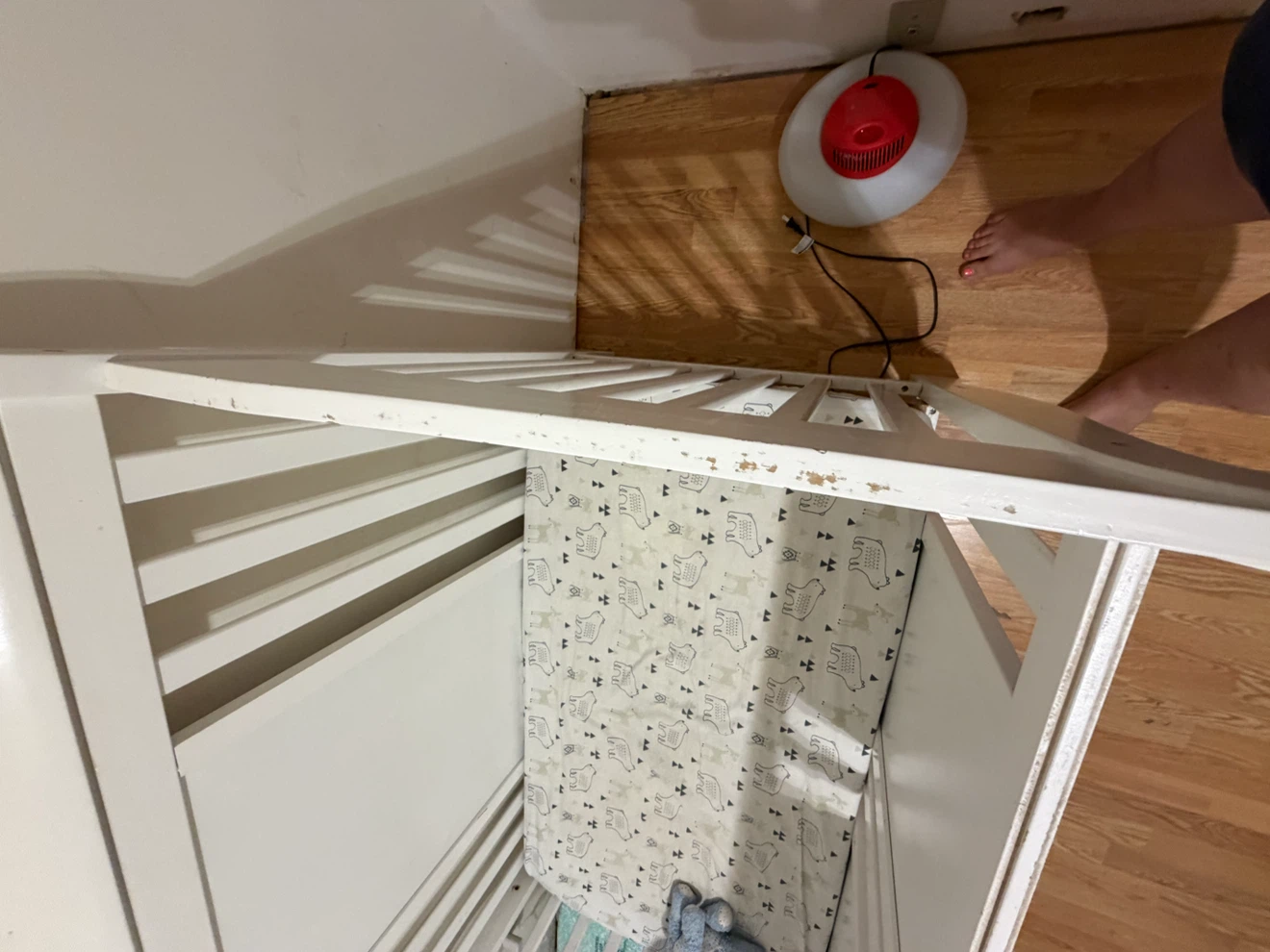 White baby crib and sheet protectors - photo 5