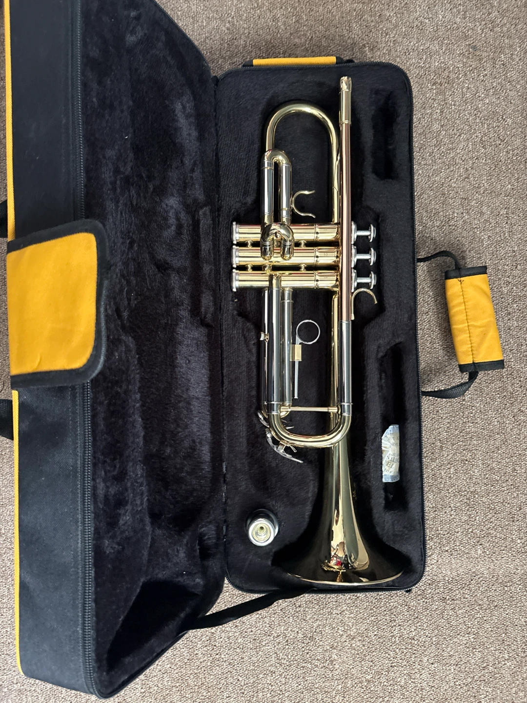 Yamaha Trumpet in Black and Yellow Case - photo 2