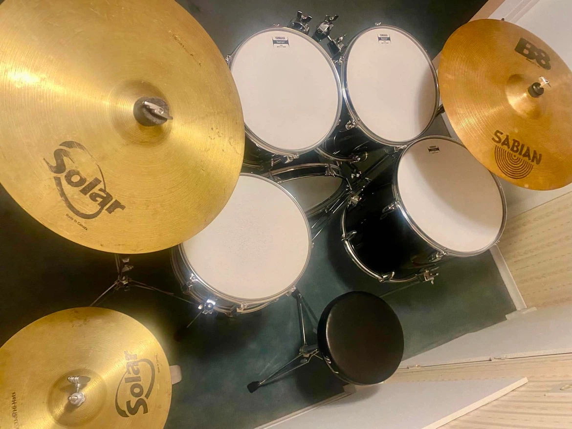 Yamaha Drum Kit with Sabian & Solar Cymbals - photo 4