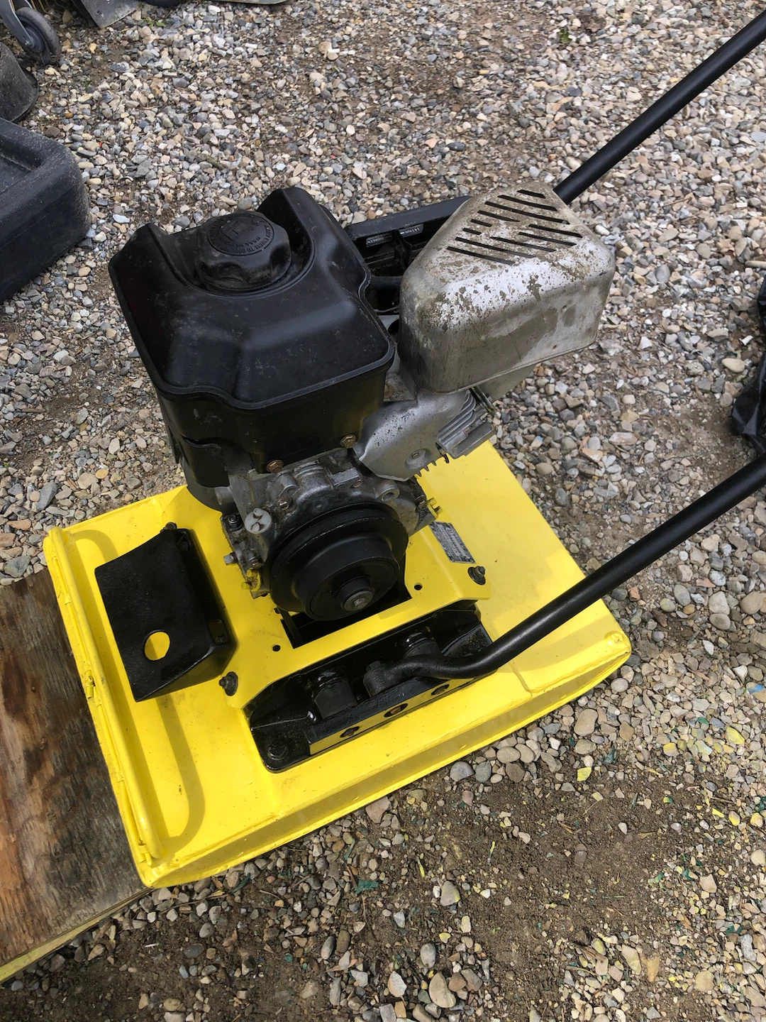 Gas powered plate tamper