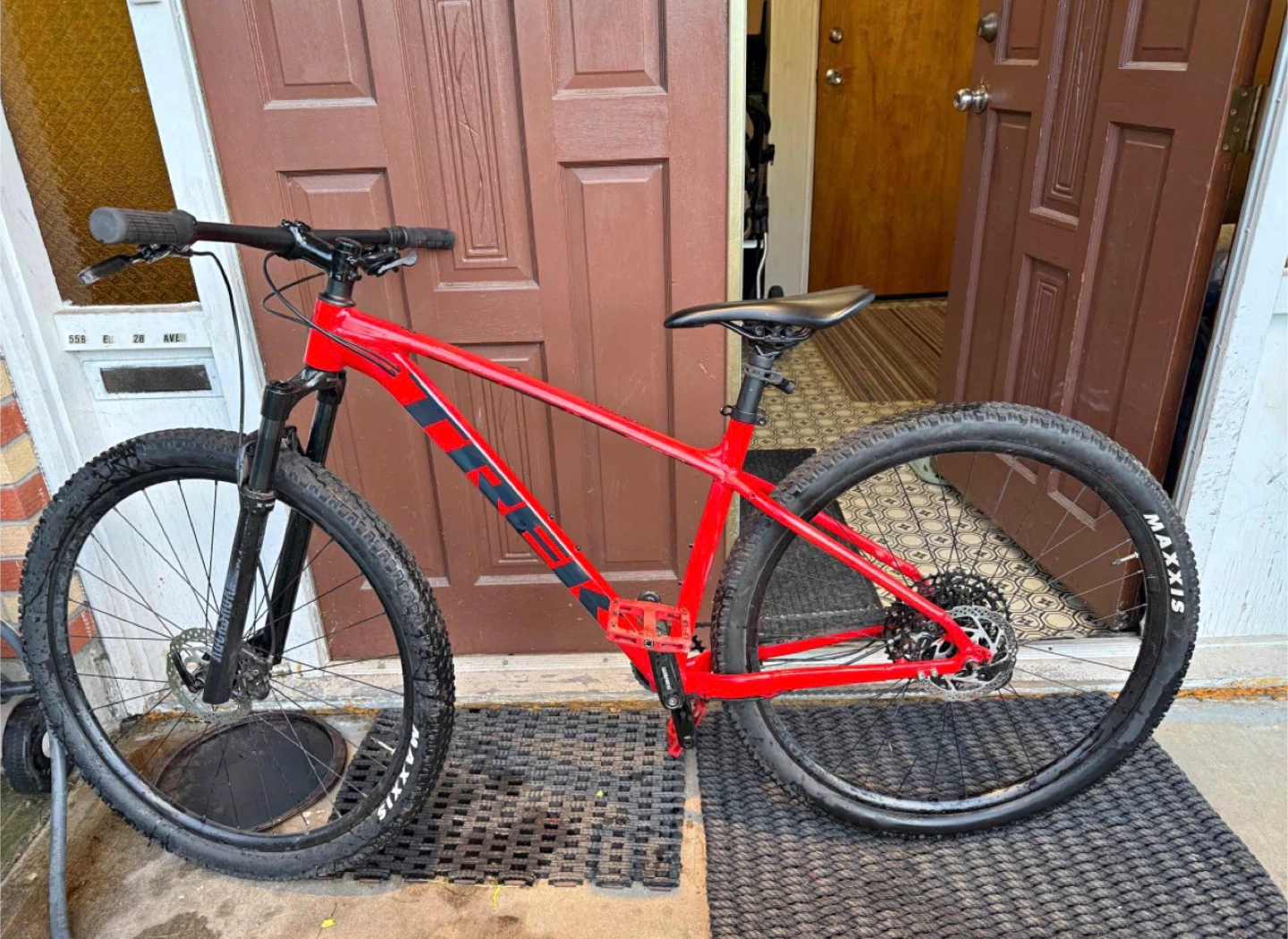 Red Trek Marlin 8 gen 2 Mountain Bike (medium)