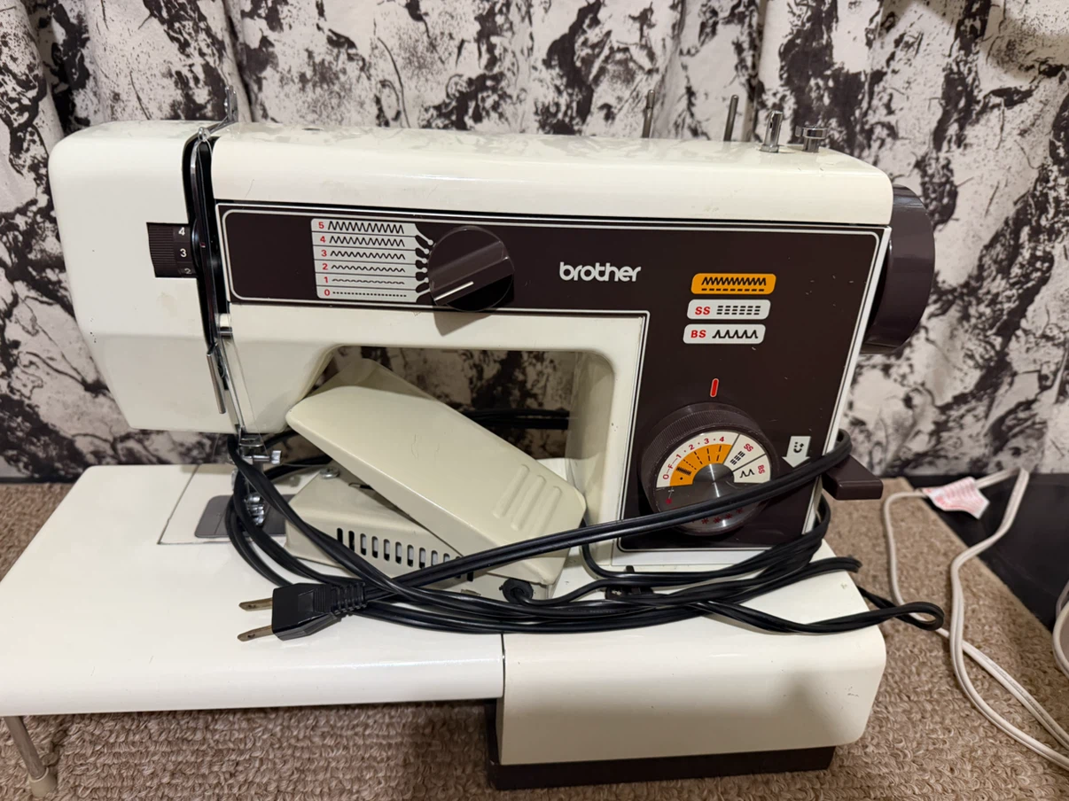 Sewing machine and table - photo 2
