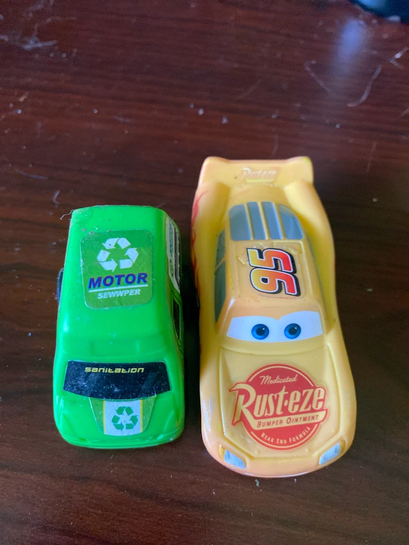 Disney Pixar Cars Toys - Lightning McQueen & Sanitation Truck
