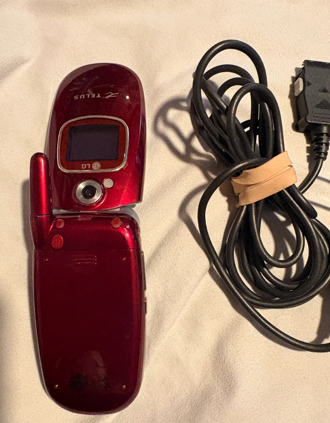 LG Flip Phone - Red - Telus - photo 2