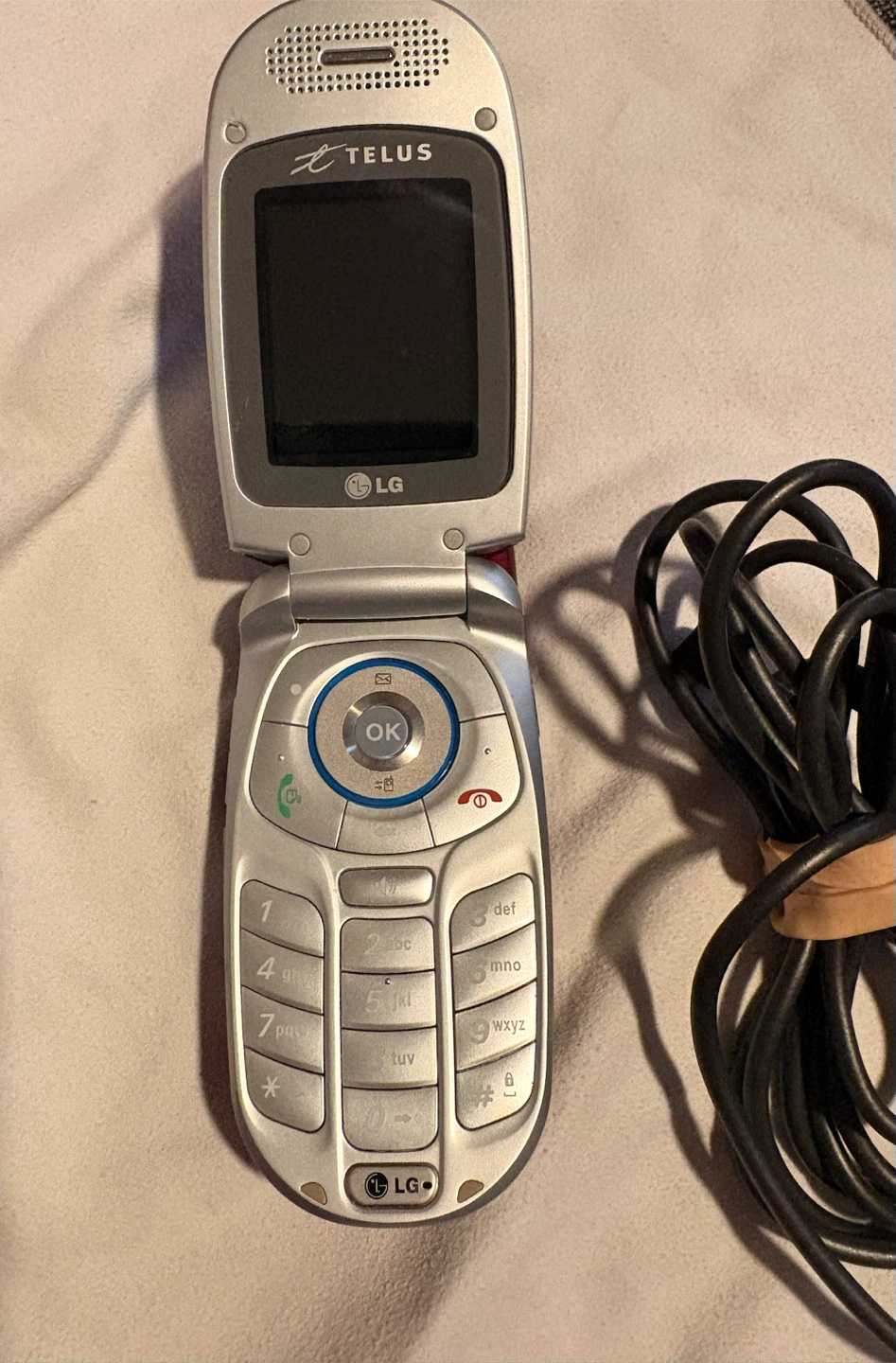 LG Flip Phone - Red - Telus - photo 3
