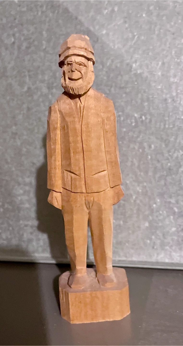 Hand-carved vintage wooden figurine - photo 2